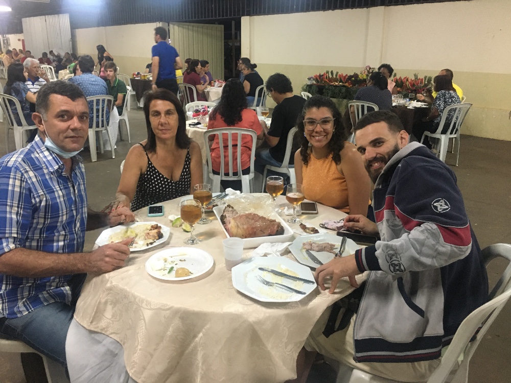 Fernando e esposa e amigos nós prestigiando