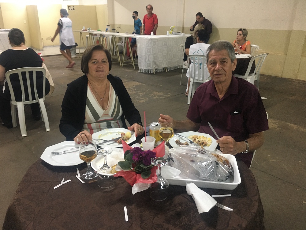 Amigos Ademar e esposa nós prestigiando