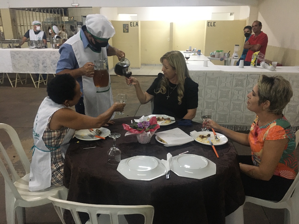 Bia, João da Jussara e. Roberta trabalhando