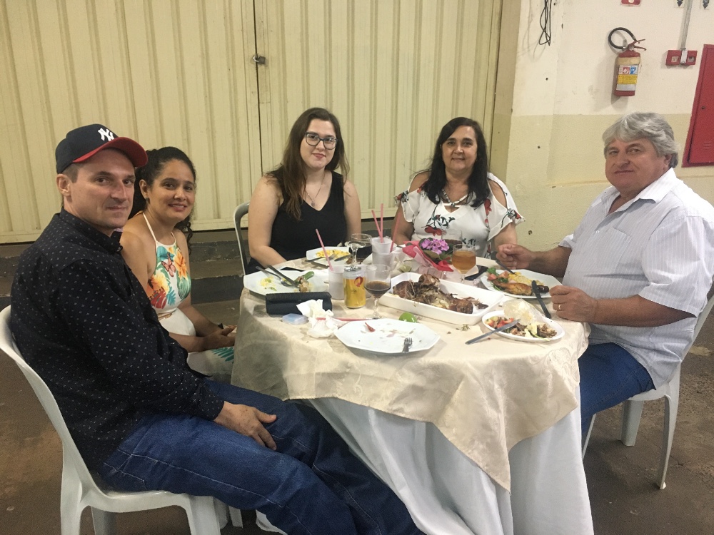 Amigos convidados nós prestigiando