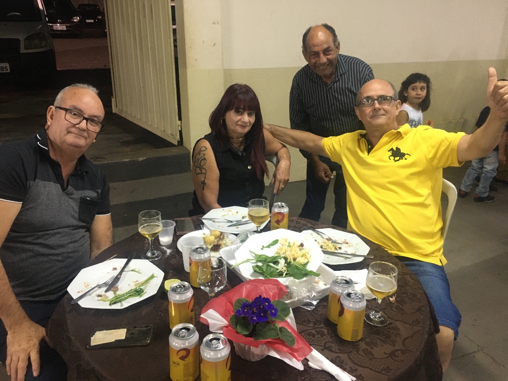 Vinhole e amigos nós prestigiando